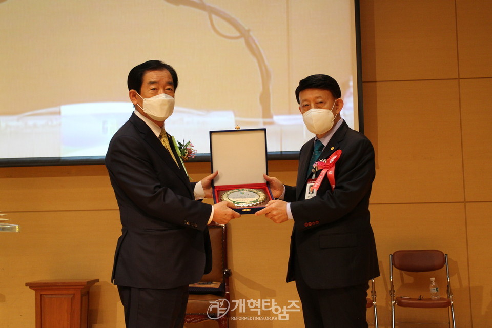 서울지구장로회연합회 제51회 정기총회, 전국장로회연합회 회장 강대호 장로 공로패 수상 모습