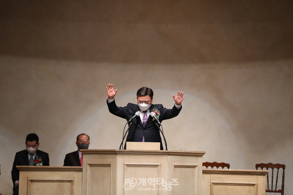 ‘제105회 총회 총회장 · 총무 이취임 감사예배’, 부총회장 배광식 목사 축도 모습