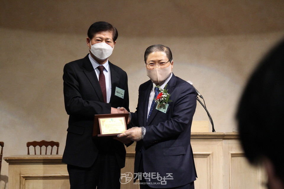 ‘제105회 총회 총회장 · 총무 이취임 감사예배’, 이단대책위원장 배만석 목사 축하패 전달 모습