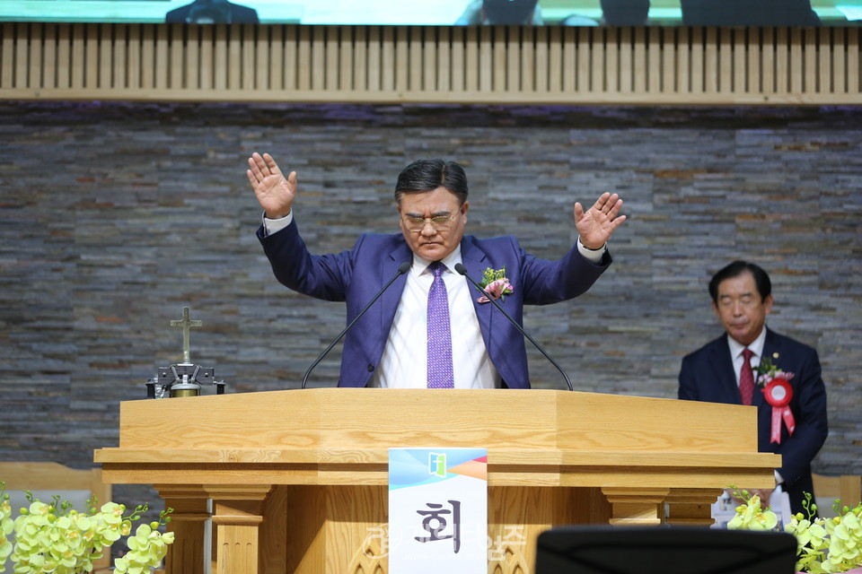 전국장로회연합회 제50회 정기총회, 부총회장 배광식 목사 축도 모습