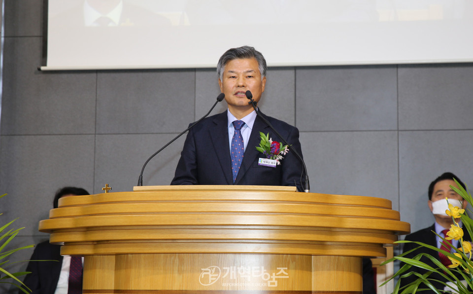 축사를 하는 총회 회록서기 박재신 목사