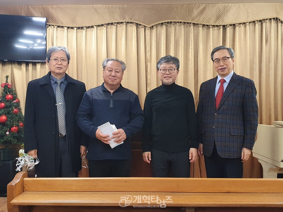 감정리교회를 찾은 총신 신대원 79회 동창 임원들 모습