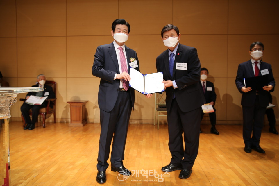 한장총, 신년하례 및 신임대표회장 김종준 목사 취임, 양성수 장로 모습