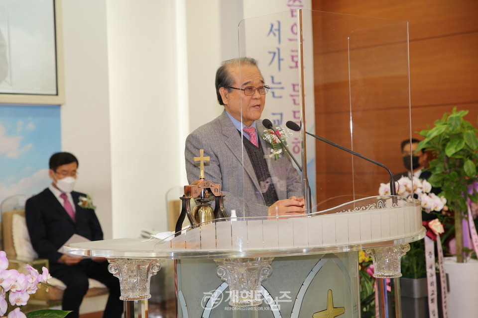 김재호 목사, 원로목사 추대 및 명예순회선교사 파송감사예배, 김재규 목사 축사 모습