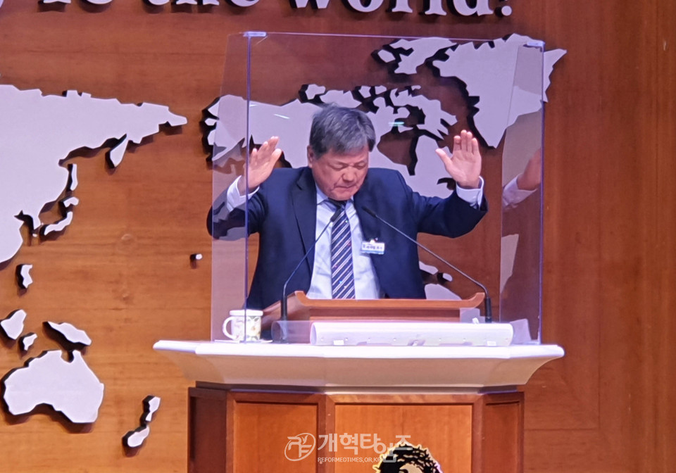 서북협, 「코로나시대 개혁주의 목회전략세미나」, 명예회장 배재철 목사 축도 모습