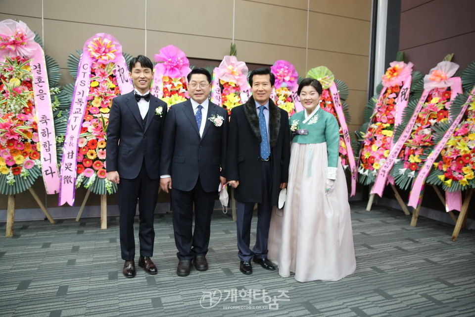 총회부흥사회 대표회장 육수복 목사 장남 결혼 예식, 헌의부장 조영기 목사와 함께