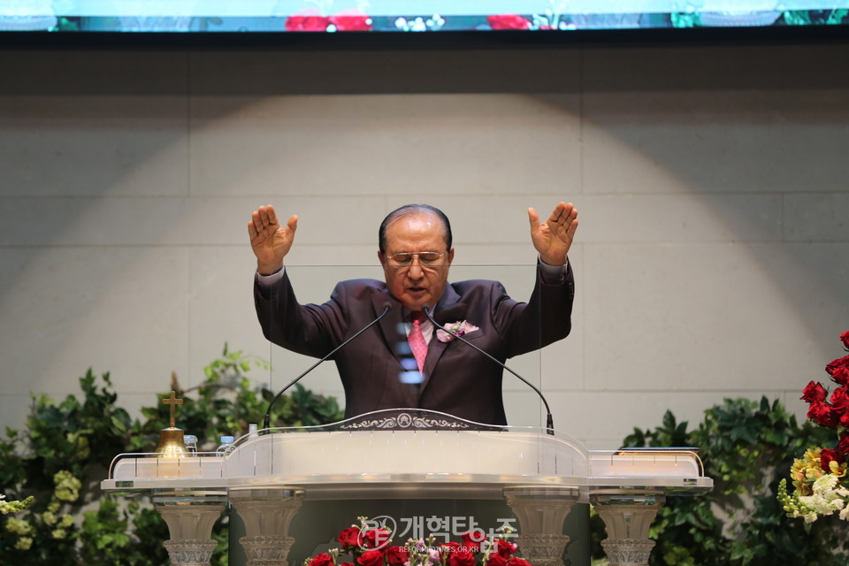 증경총회장 김선규 목사 원로 추대 예배, 증경총회장 안명환 목사 축도 모습