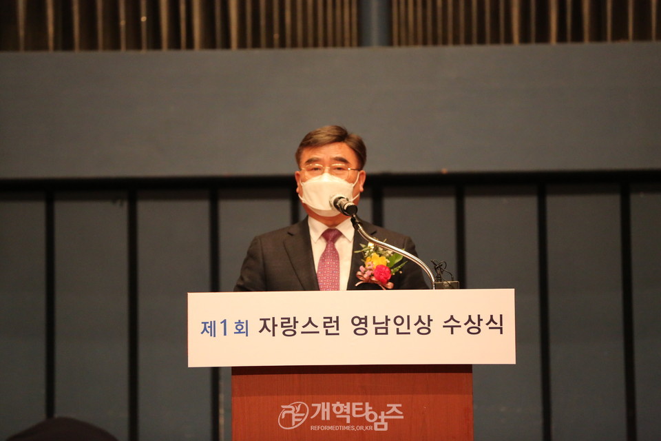 전국영남협, 『제1회 자랑스런 영남인상 수상식 및 축하음악회』, 부총회장 배광식 목사 격려사 모습