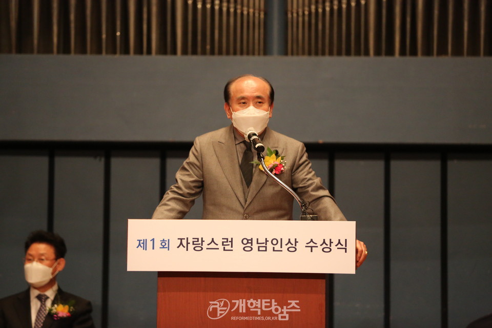 전국영남협, 『제1회 자랑스런 영남인상 수상식 및 축하음악회』, 부총회장 송병원 장로 축사 모습