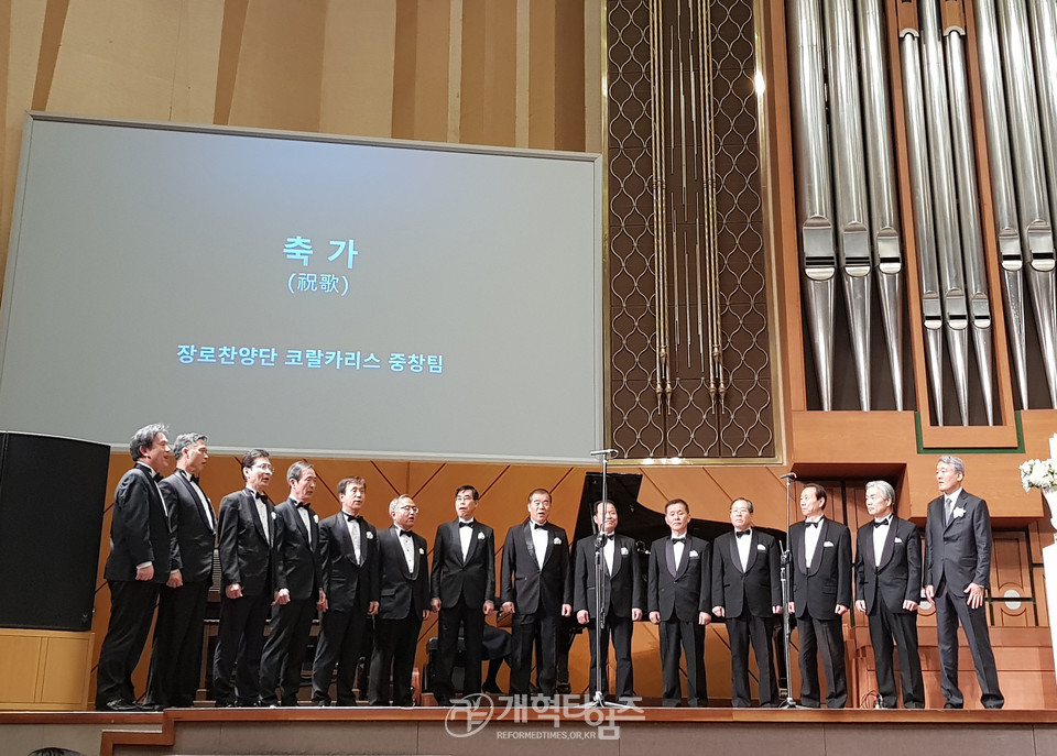 코랄카리스 장로중창단으로 활동하는 지동빈 장로 모습