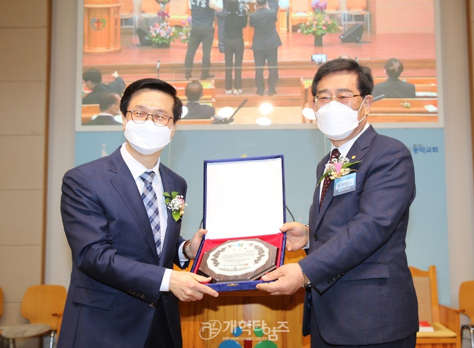 대구교직자협의회 직전 상임회징 동현명 장로 감사패 증정 모습