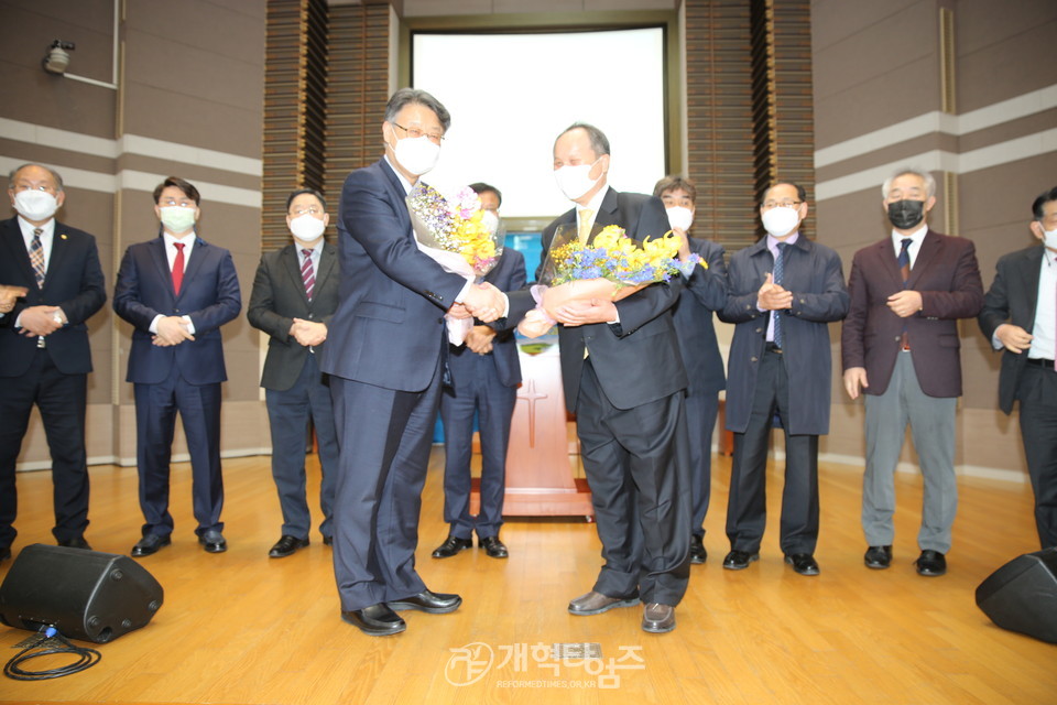 부․울․경 교직자협의회 정기총회, 신구 임원교체 모습