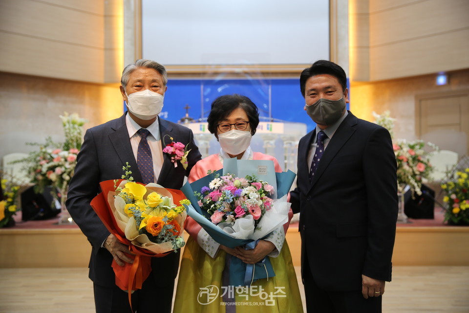 영남지역장로회 제14회 정기총회 회장 이민호 장로 내외, 왜관교회 담임 정옥현 목사 모습