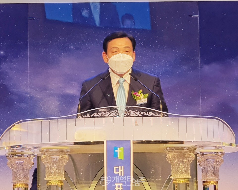 서북협 제33회 정기총회, 총회 부회록서기 이종철 목사 축사 모습
