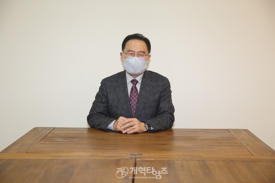 총회정년연구위원회 제4차 회의, 위원장 김진하 목사 모습