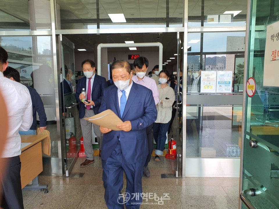 총신대재단이사회를 떠나는 소강석 총회장 모습