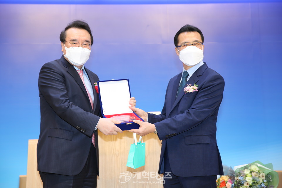 서울지역노회협 「2021년 제23회 정기총회」, 총회 서기 김한성 목사 취임 축하패 증정 모습