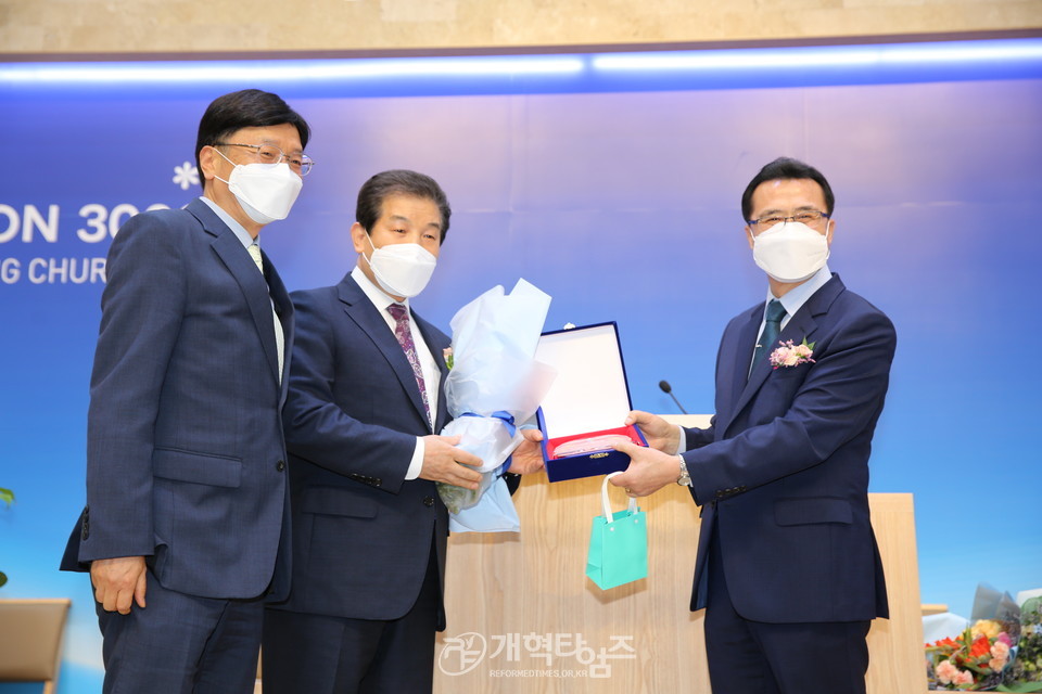 서울지역노회협 「2021년 제23회 정기총회」, 총회 고시부장 김상현 목사 취임 축하패 증정 모습