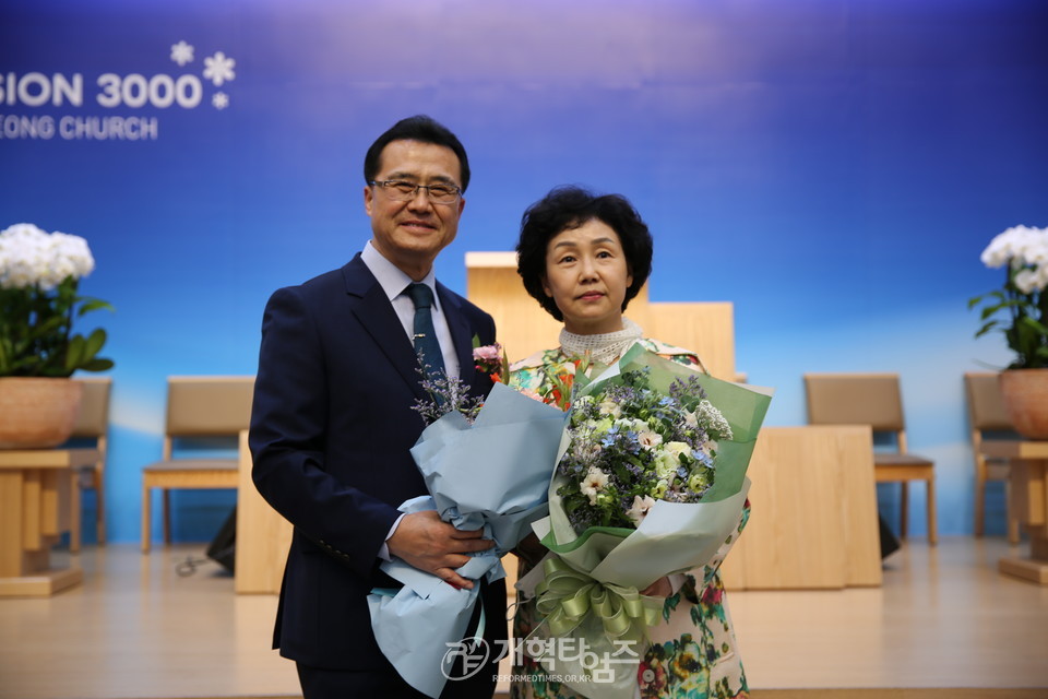 서울지역노회협 「2021년 제23회 정기총회」, 신임 대표회장 윤두태 목사와 사모 모습