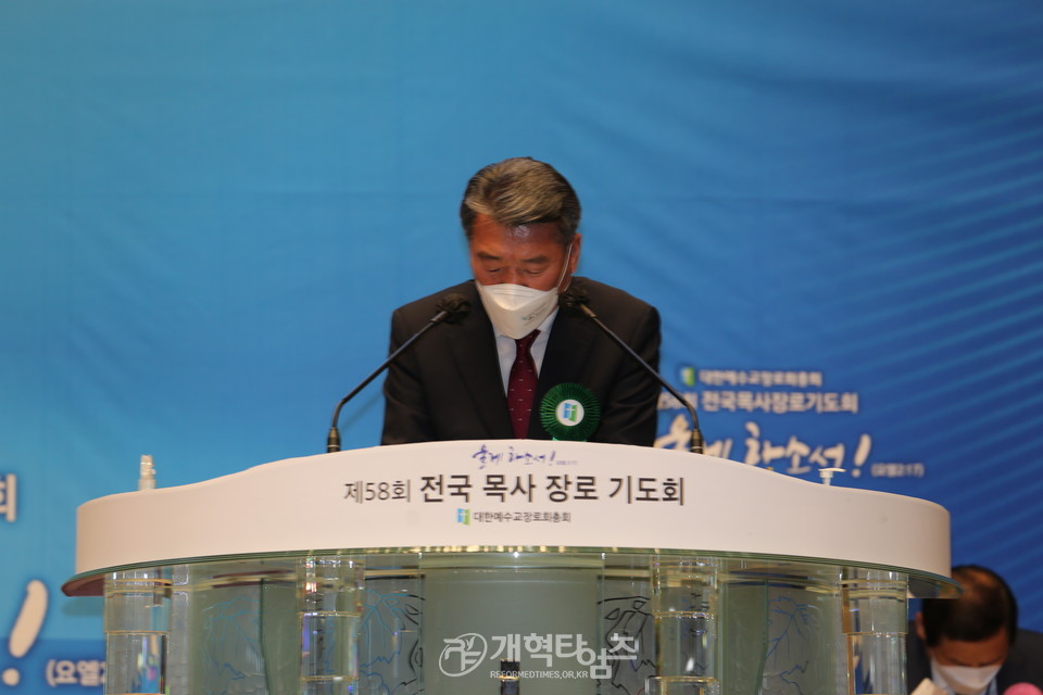 전국목사장로기도회 첫째날 저녁집회, 박종의 장로 특별기도 모습