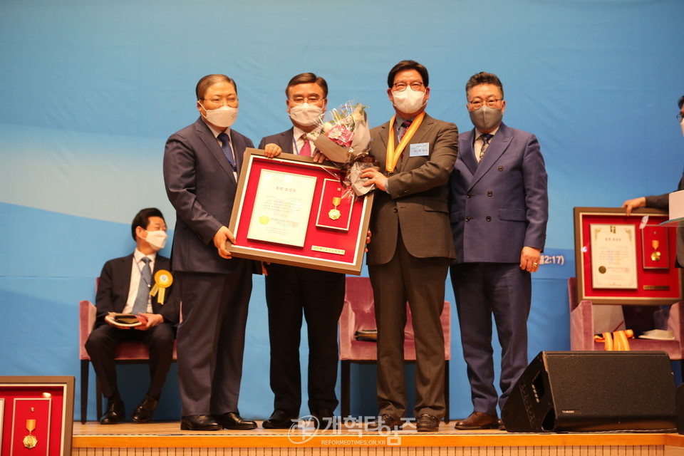 제58회 전국목사장로기도회, 총회장 훈장, 명신홍 박사 자손에 수여 모습