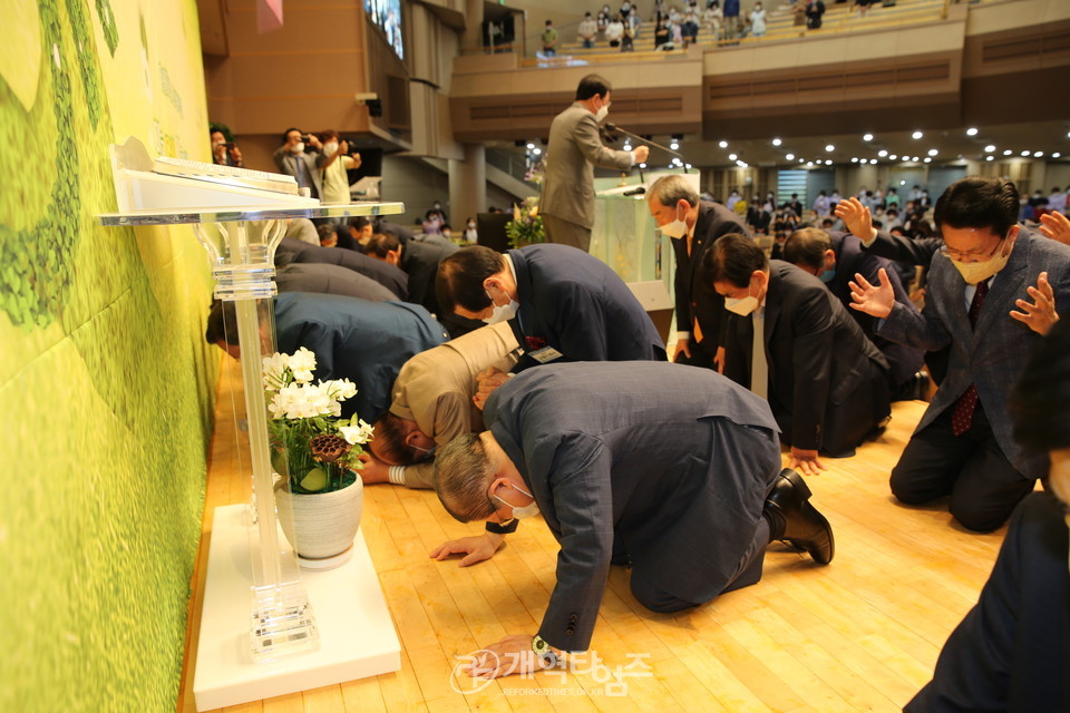‘2021 PRAYER AGAIN! 서북지역 연합기도집회’ 강단 기도 모습