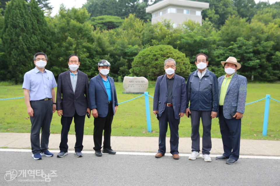장로교육원 제1기 수강생, 판문점, 문재인 대통령, 김정은 기념식수 앞에서 모습