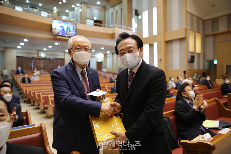 중부협의회, ‘증경회장 초청 및 노회장 취임 축하감사예배', 증경총회장 황승기 목사 모습