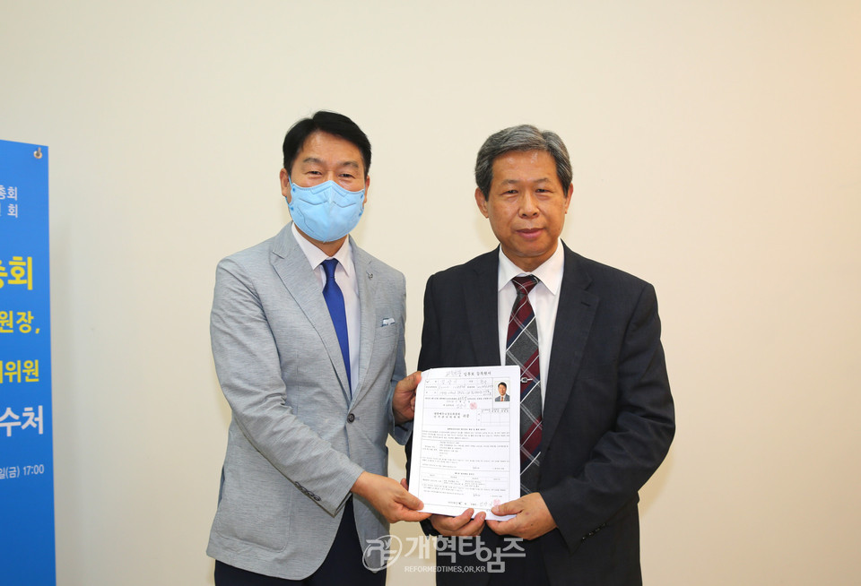 제106회 총회 교육부장 후보로 등록한 김상기 목사 모습