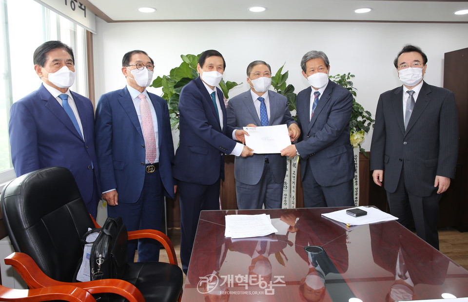 제106회 총회 선거관리위원장 후보로 등록한 현 총회장인 소강석 목사 모습