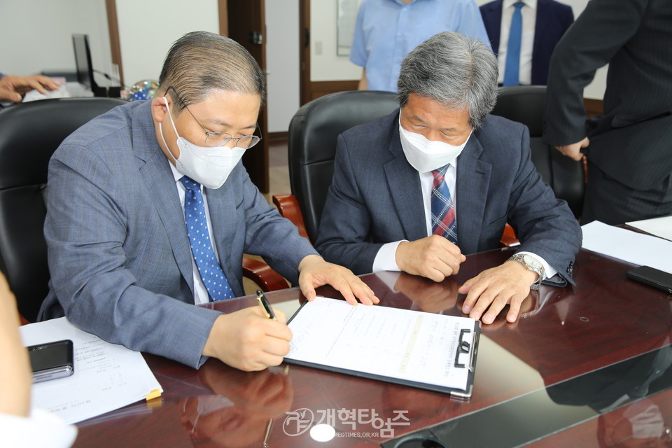 제106회 총회 선거관리위원장 후보로 등록한 현 총회장인 소강석 목사 모습