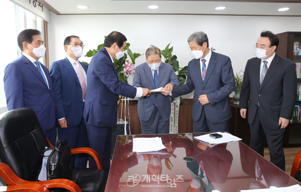 제106회 총회 선거관리위원장 후보로 등록한 현 총회장인 소강석 목사 모습