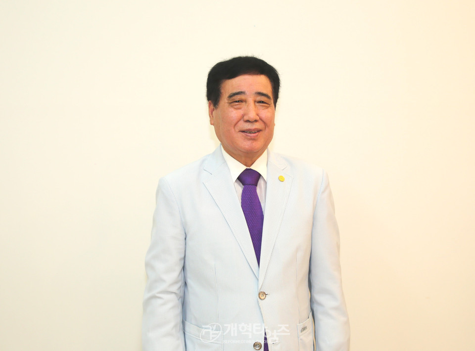 제106회 총회 사회부장 후보로 등록 마친 박영수 장로 모습