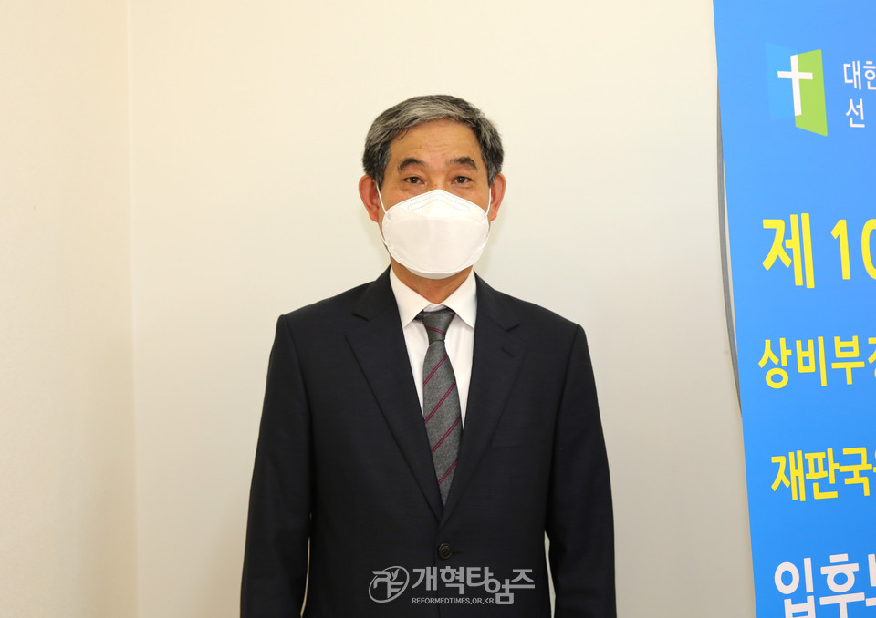 제106회 총회 구제부장 후보로 등록 마친 나은영 장로 모습