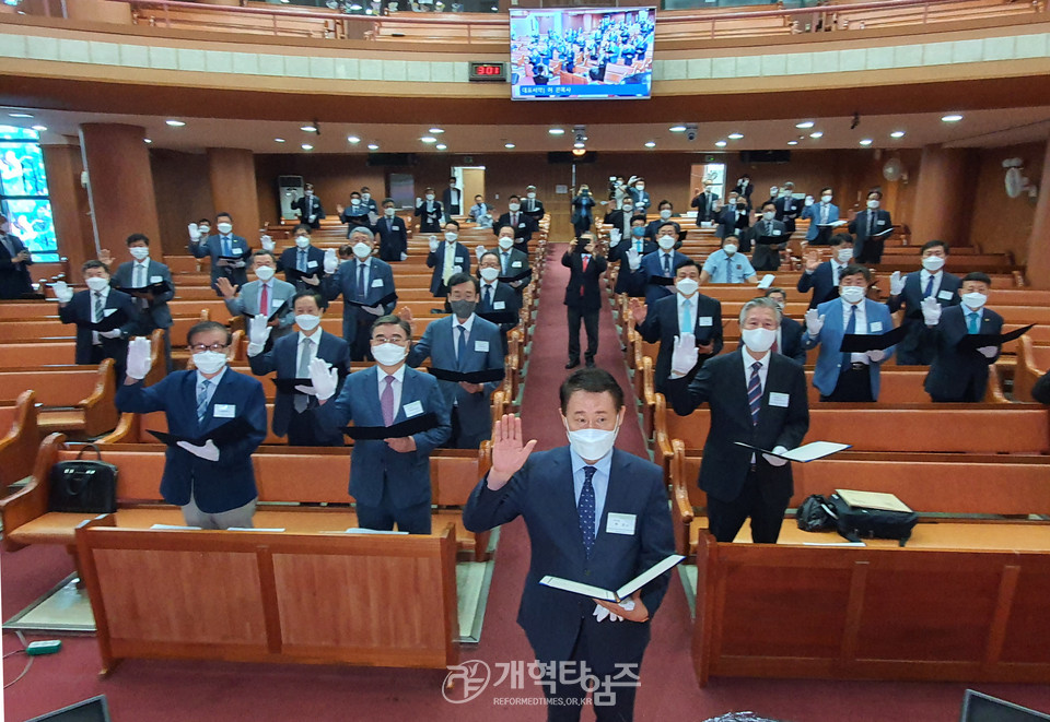 제106회 총회 선거 후보자 설명회 및 공명선거 서약식, 대표로 서약하는 서기 후보 허은 목사 모습