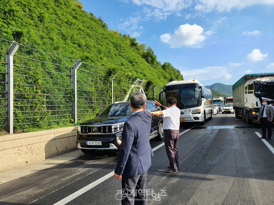 13중 연쇄충돌사고 직후, 현장 통제하는 오광춘, 이창원 장로 모습