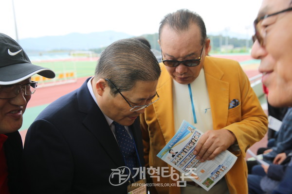 증경총회장 길자연 목사의 말을 경청하는 부총회장 소강석 목사
