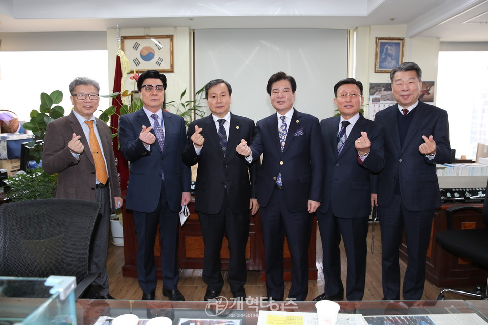 경찰청 본청을 방문한 총회 경목부 임원들 모습