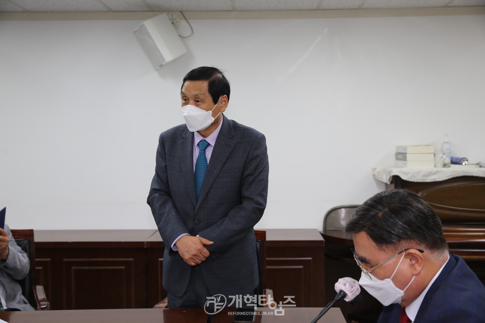 총회장 배광식 목사, 총회 출입 기자 간담회, 총무 고영기 목사 모습