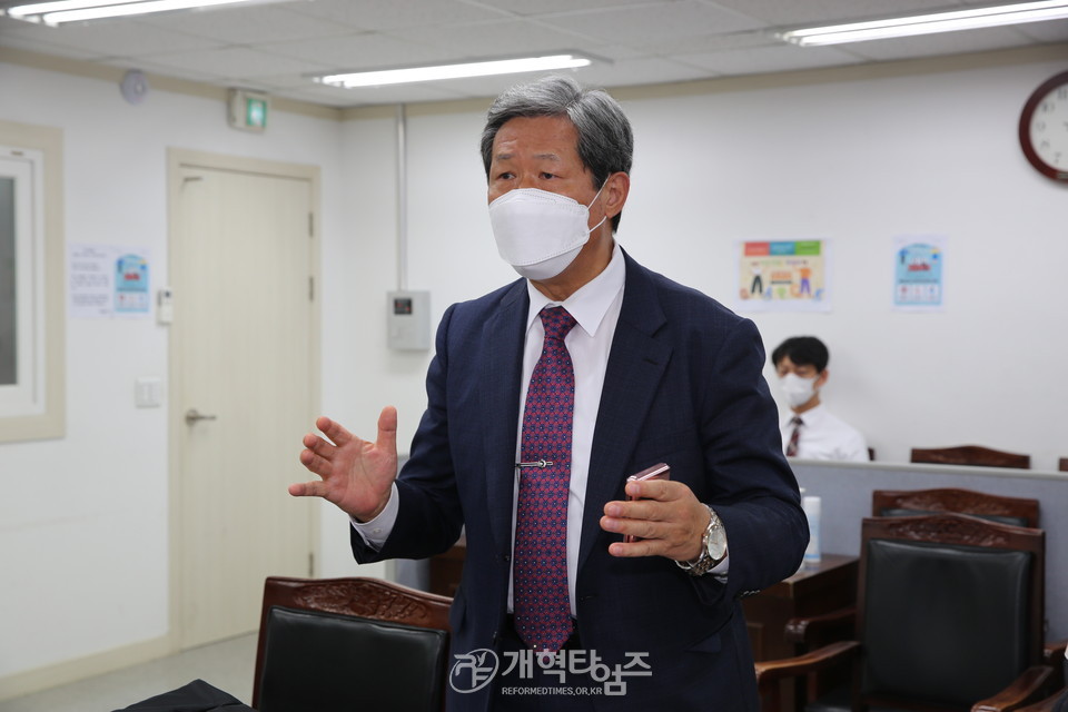 총회장 배광식 목사, 총회 출입 기자 간담회, 사무총장 이은철 목사 모습