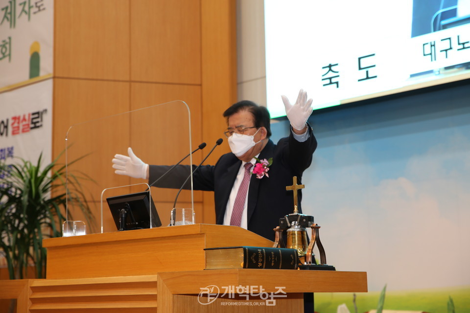 달서교회, 장로․집사․권사. 임직 및 은퇴예배, 대구노회장 박승환 목사 축도 모습