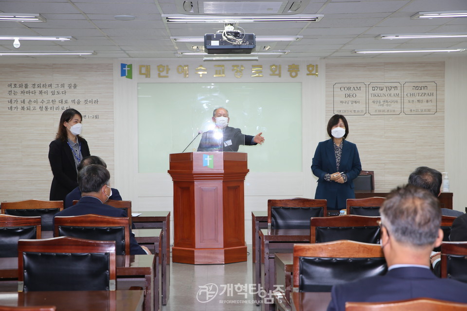 총회 재정부 제1차 실행위원회, 총회 재무국 직원 소개 모습