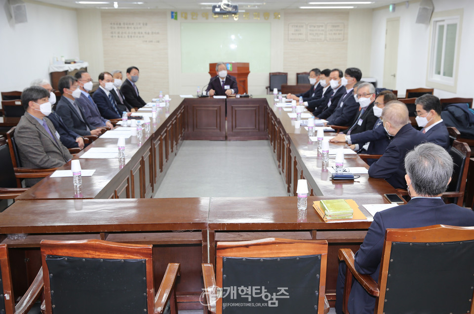 신학정체성위원회 위원, 신학부 임원, 연구위원 연석회의 모습