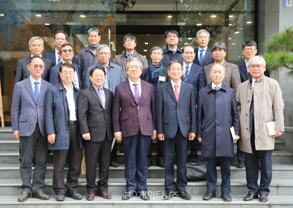 신학정체성위원회 위원, 신학부 임원, 연구위원 연석회의 모습