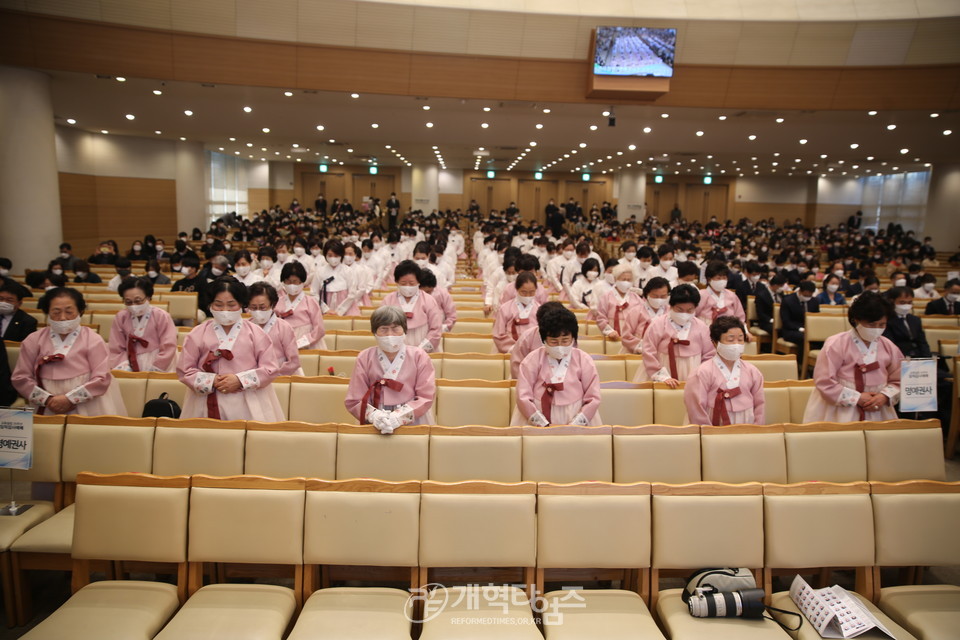 사랑스러운교회 임직감사예배 권사 취임 기도 모습