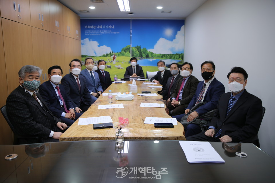 총신대 신대원 총동창회 2021-4차 임원회 모습