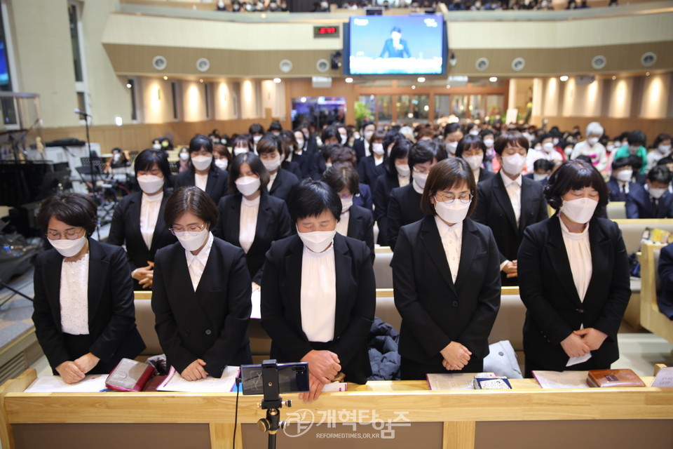 판암장로교회 임직감사예배, 권사 취임 기도 모습