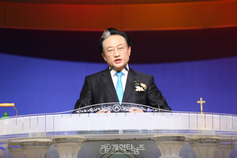 판암장로교회 임직감사예배. 중부협의회 대표회장 오범열 목사 권면 모습