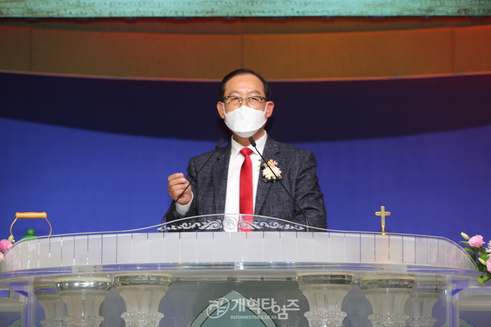 판암장로교회 임직감사예배, 김만중 목사 축사 모습