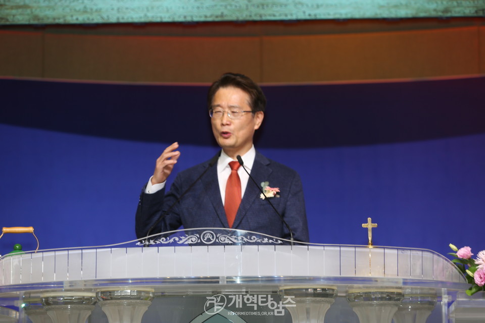 판암장로교회 임직감사예배, 직전총회역사위원장 신종철 목사 축사 모습